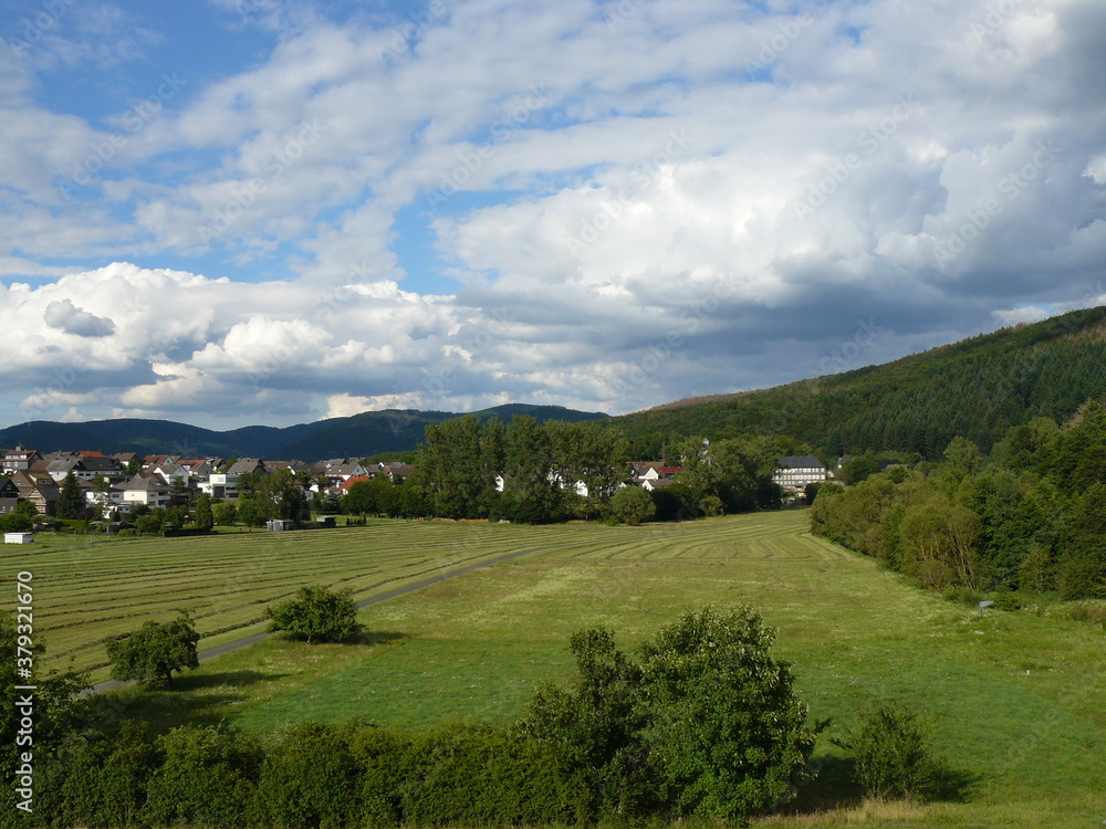 Blick auf Hilchenbach mit Wiesen und Wäldern
