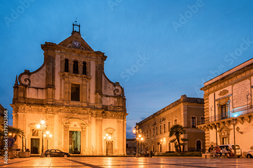 Hauptplatz in der Altstadt von Augusta auf Sizilien mit der Kirche Chiesa Madre