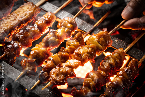 Tableau sur toile 日本の焼鳥屋で焼鳥を焼く