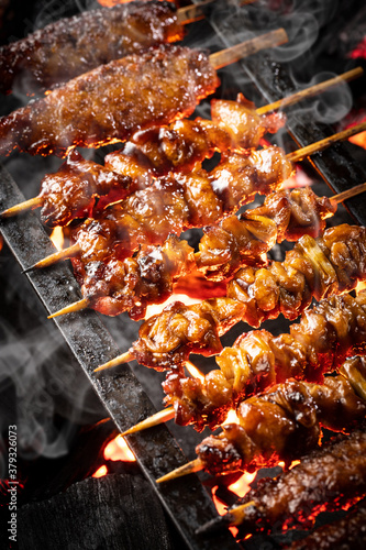 Fotografie 日本の焼鳥屋で焼鳥を焼く