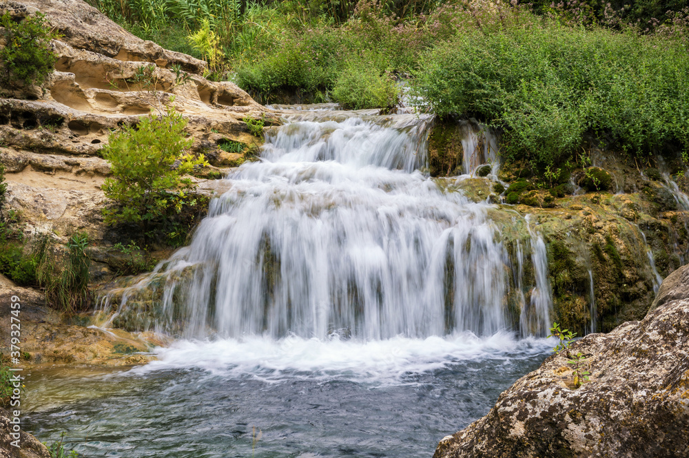 Fototapeta premium Wunderschöner Wasserfall in der sizilianischen Schlucht Cava Grande