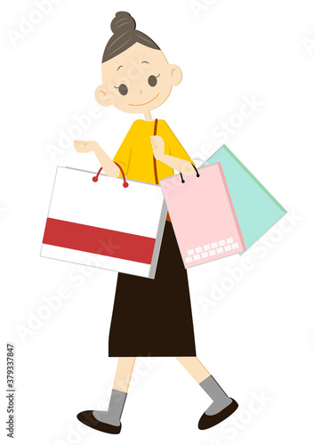 ショッピングバッグをたくさん持つ女性