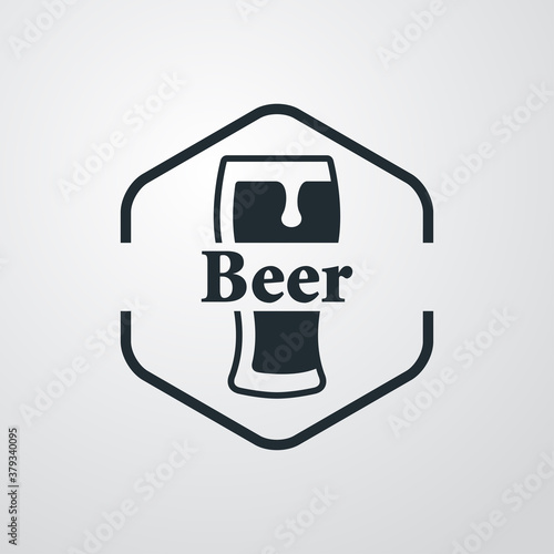 Pinta de cerveza. Logotipo vaso de cerveza vintage con espuma en hexágono con texto Beer en fondo gris