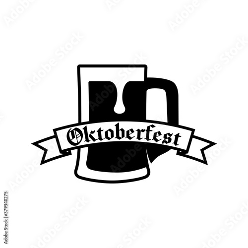 Pinta de cerveza. Logotipo jarra de cerveza vintage con espuma en listón con texto Oktoberfest en color negro