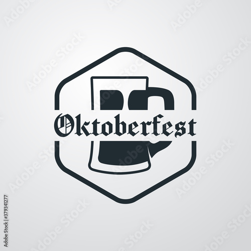 Pinta de cerveza. Logotipo jarra de cerveza vintage con espuma en hexágono con texto Oktoberfest en fondo gris