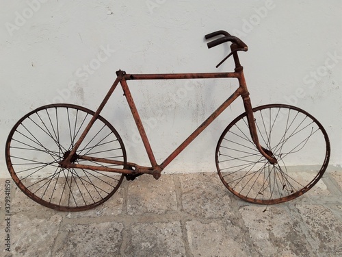 Stary rower na tle białej ściany. Ostuni, Italy.