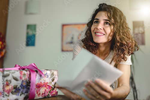Fotografija Close-up young caucasian woman holding a greeting card