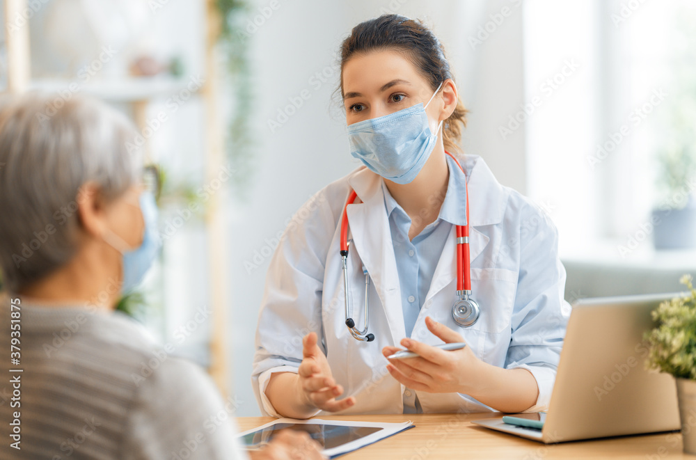 Doctor and senior woman wearing facemasks - obrazy, fototapety, plakaty 