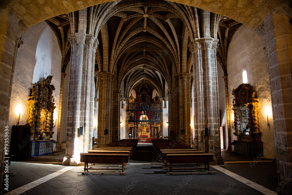 Interior de nave principal de iglesia con columnas gótico-románicas