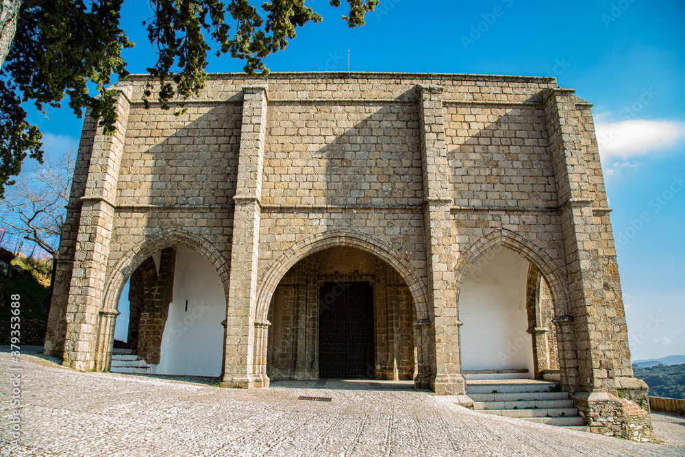 Fototapeta premium Fachada de iglesia inusual de piedra y tres columnas diferenciadas