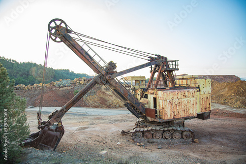 Vieja maquina excavadora de gran tonelaje oxidada y deteriorada