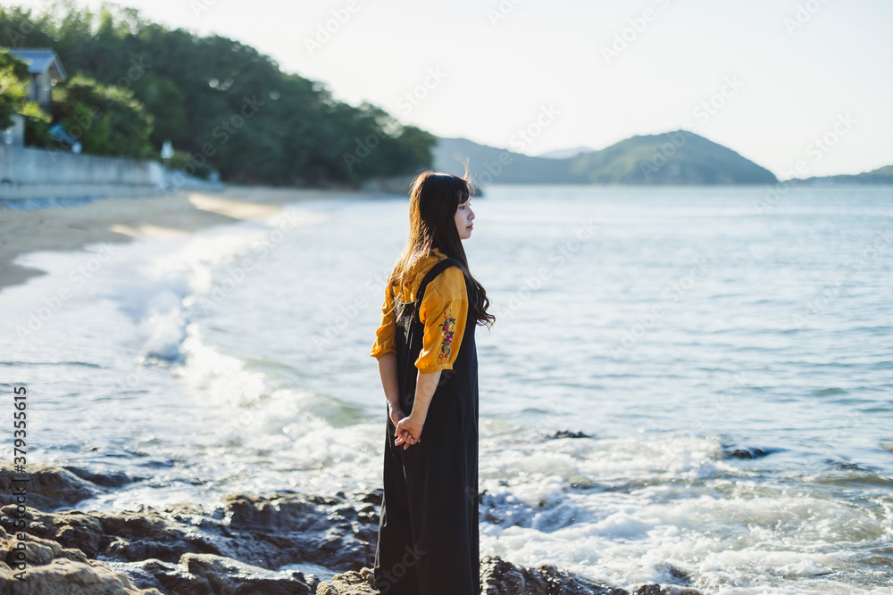 海辺の女性