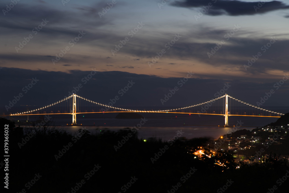 Fototapeta premium 日暮れの白鳥大橋