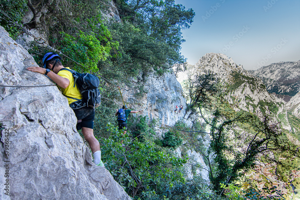 Obraz premium Escalando con amigos y equipos de seguridad