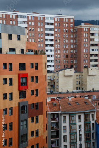 Building in a neighborhood in Bilbao © Laiotz