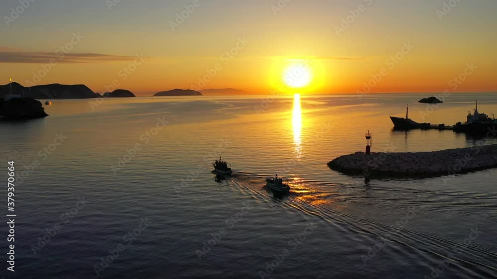 pescherecci all'alba nel porto di Ponza. Italia, Mar Tirreno. pescherecci all'alba nel porto di Ponza. Italia, Mar Tirreno.