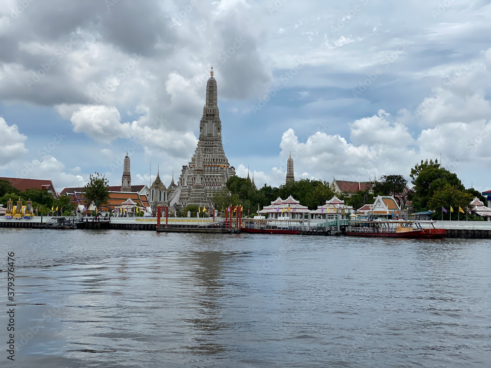 Naklejka premium View across river towards Wat Arun