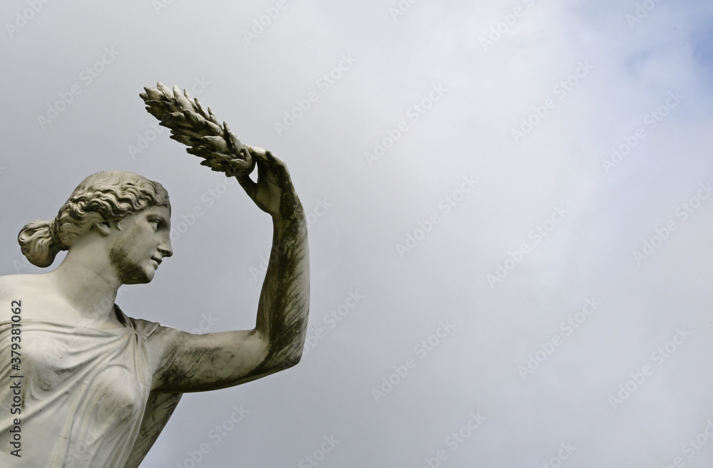 weiße Statue der Siegesgöttin mit Lorbeerkranz in der ausgestreckten Hand weiße Statue der Siegesgöttin mit Lorbeerkranz in der ausgestreckten Hand