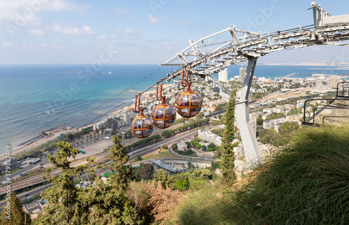 Fotografie The cabins of the cable car move up towards the upper station on Mount Carmel ag