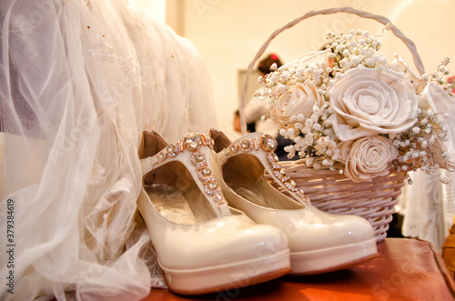 Calzado, zapatos y ramo de novia