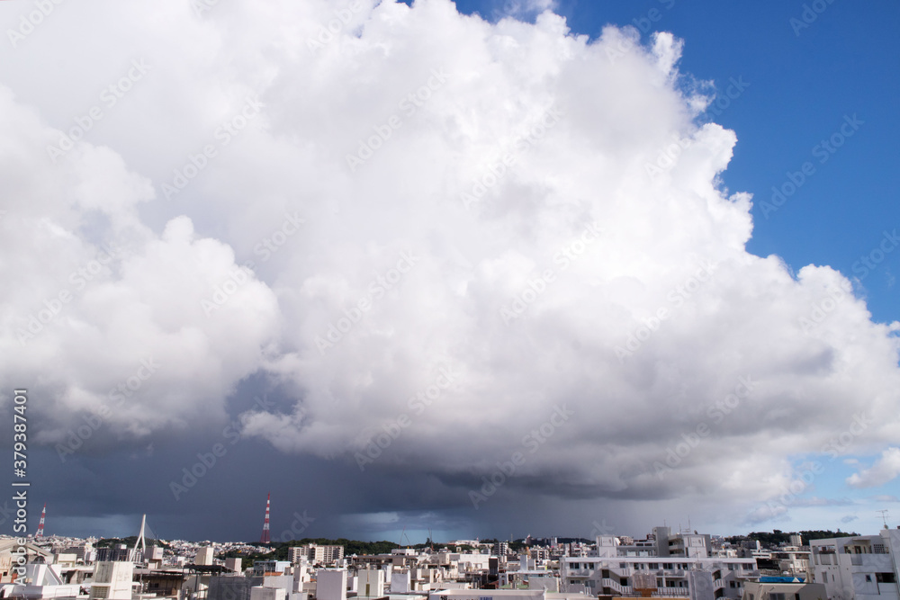 那覇の街に近付く積乱雲と雨
