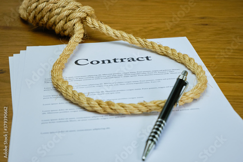 Foto Contract with pen and rope tied in hangmans noose