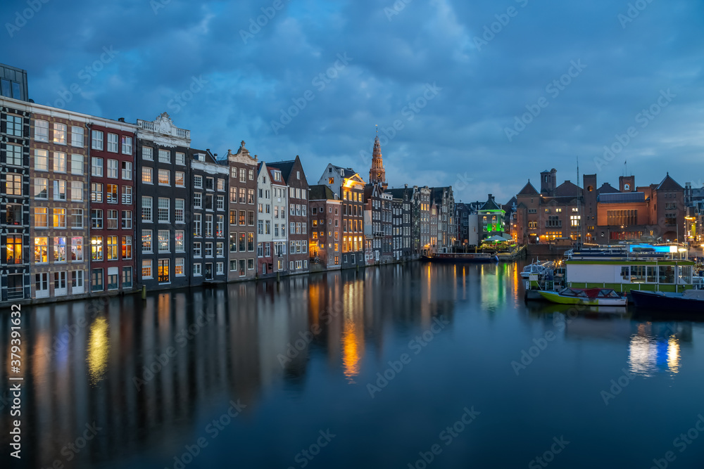Blaue Stunde am berühmten Damrak in Amsterdam