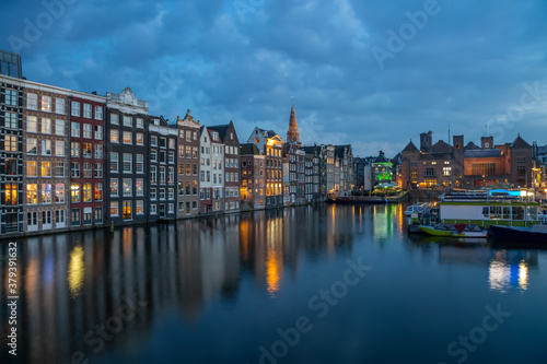 Blaue Stunde am berühmten Damrak in Amsterdam