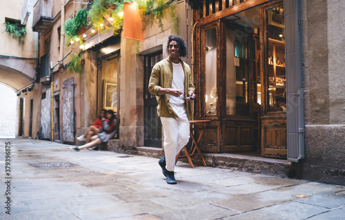 Canvas Print Stylish young ethnic man admiring city streets