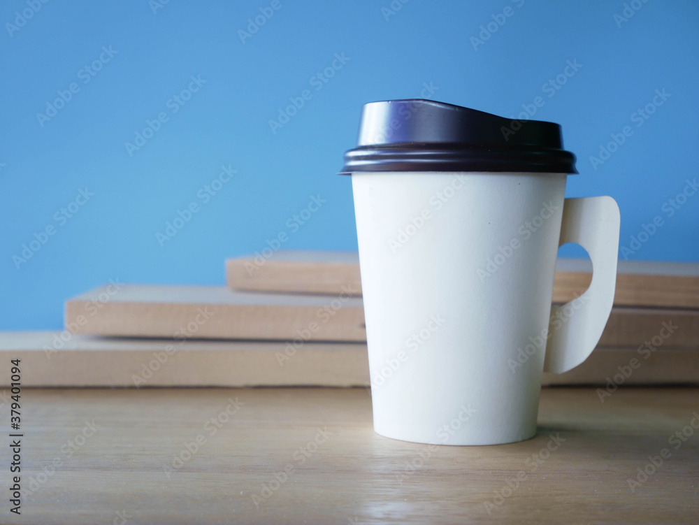 Obraz premium Paper coffee cup in coffee shop.