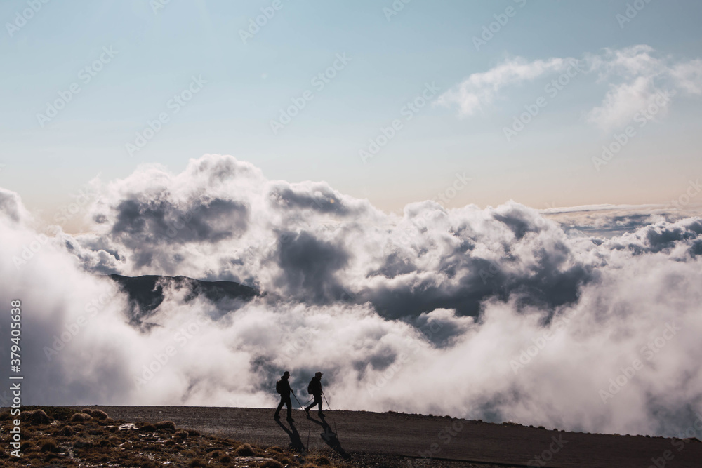 Senderistas en la montaña por encima de las nubes en Sierra Nevada, Granada, España