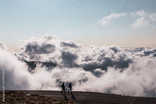 Senderistas en la montaña por encima de las nubes en Sierra Nevada, Granada, España