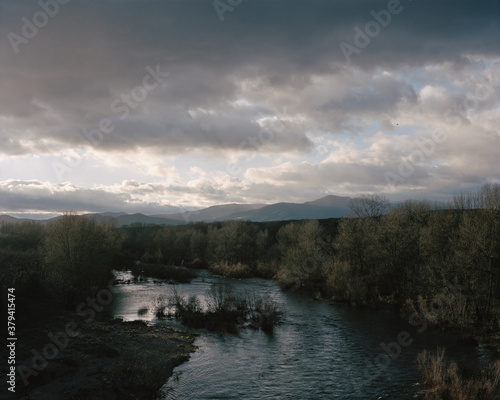 paysage de forêt et de rivière à la frontière entre les Cévennes et l'Ardèche dans le sud de la France