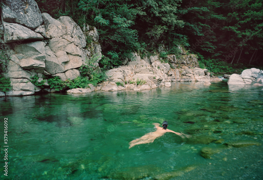 femme qui se baigne nue dans la rivière Photos Adobe Stock