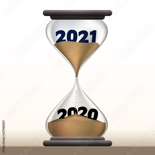 Concept du temps qui passe et du passage à la nouvelle année avec un sablier qui présente 2021 en faisant disparaître 2020