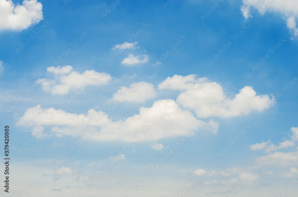Obraz premium beautiful blue sky and white fluffy cloud horizon outdoor for background.