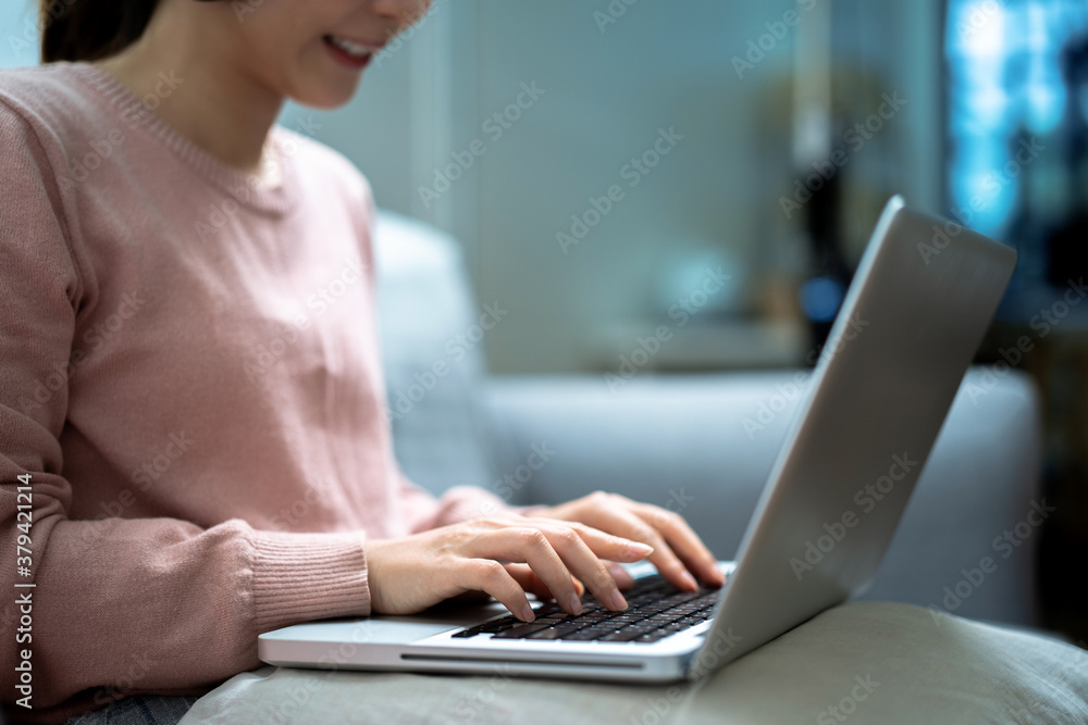 Naklejka premium Asian business woman working at home.