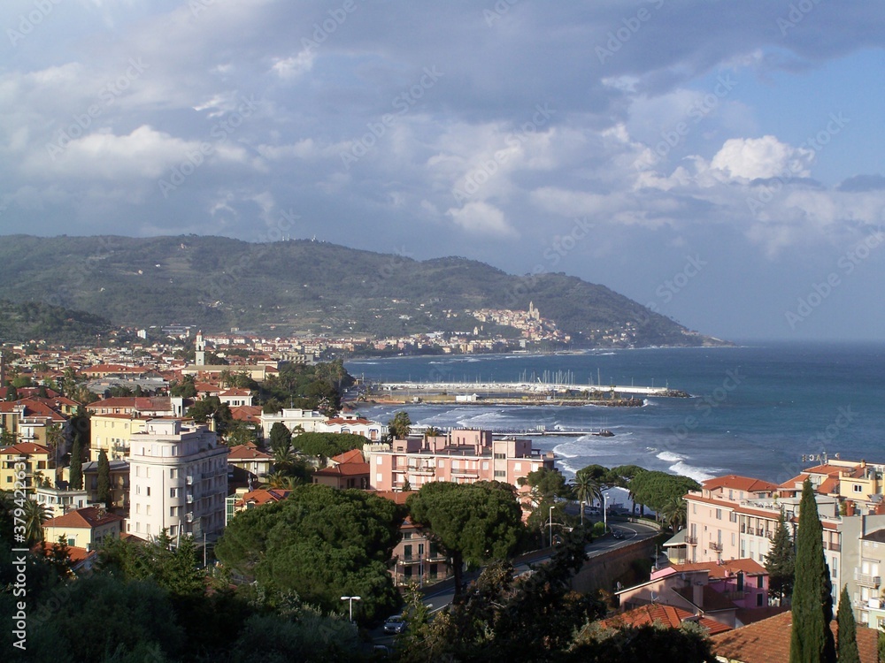 Blick auf Diano Marina, im Hintergrund Cervo, italienische Riviera view towards Diano Marina, in the background Cervo, Riviera, Italy