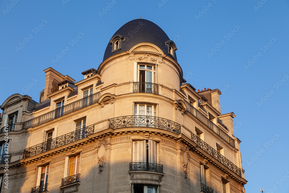 dernier étage bâtiment haussmann paris Stock Photo | Adobe Stock