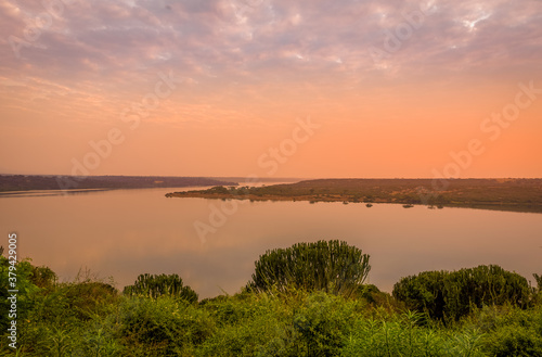 Fotografía The Kazinga Channel in the Queen Elizabeth National Park in Uganda at sunset