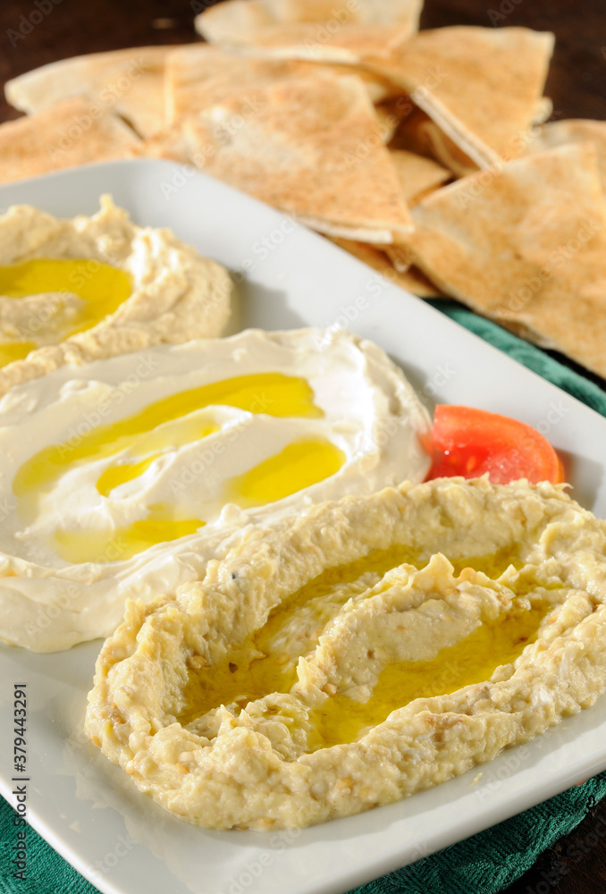 Pastas árabes, babaganoush, coalhada, homus