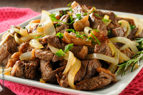 alimento, carne, picanha, aperitivo, petisco, culinária de boteco, carne de boi, cebola, fritar, tomate, prato branco, delicioso, salsa, epicure, restaurante, alecrim, ninguém