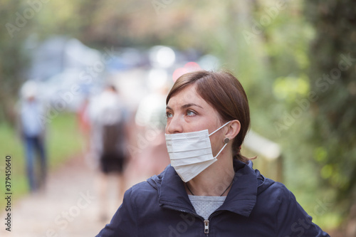 Billede på lærred Uncovered nose while waring face mask