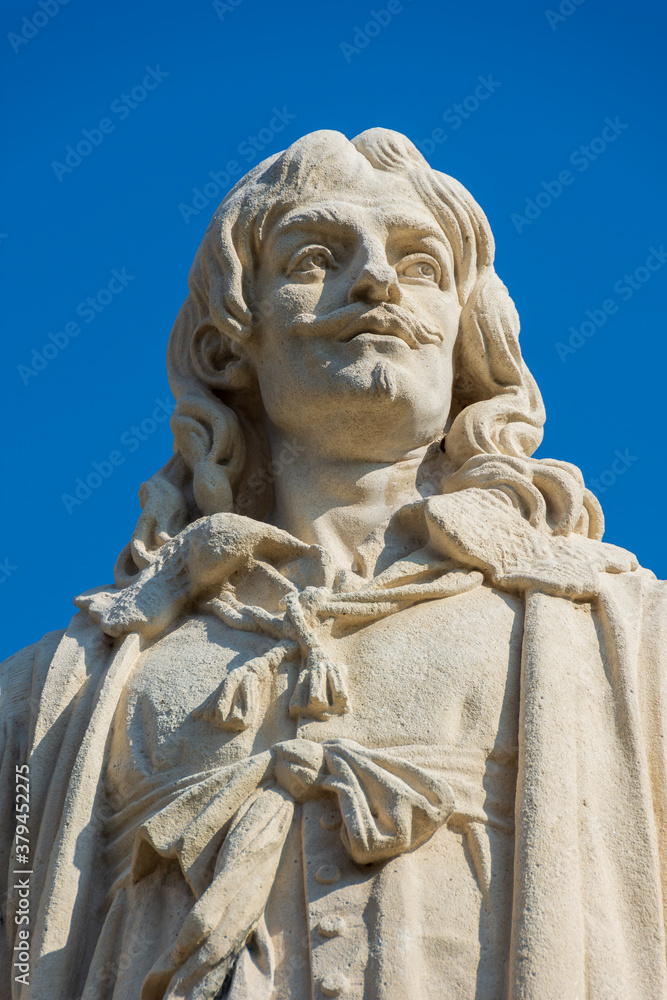 Statue de Jean de Rotrou, poète et dramaturge français du 17ème siècle, Place Rotrou à Dreux, France. 