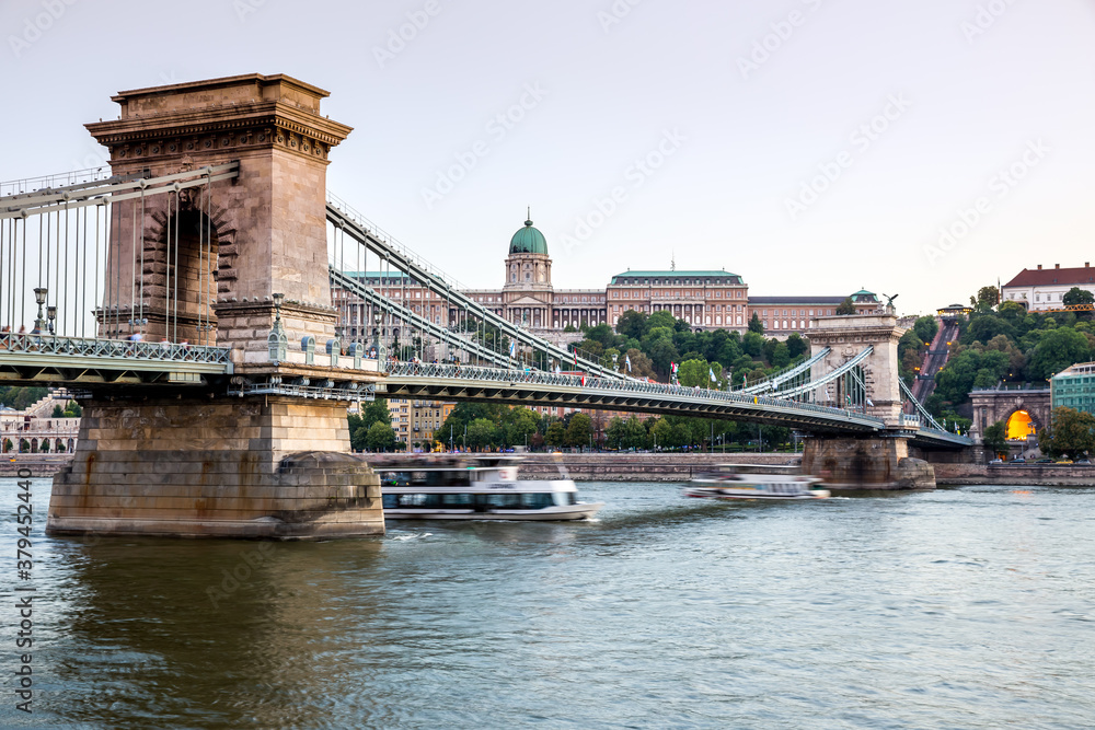 Naklejka premium chain bridge and royal castle in budapest, hungary