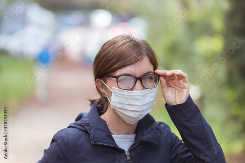Foto Woman with facemask and tarnished glasses