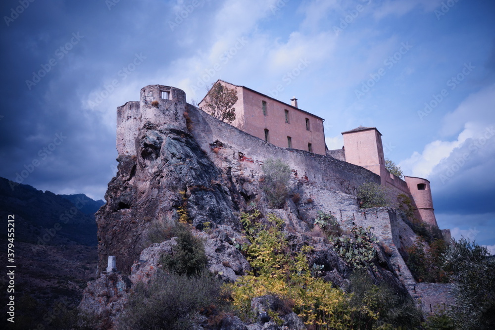 Mystisches Kloster auf einem Fels, mitten in den Bergen mit Gewitterwolken