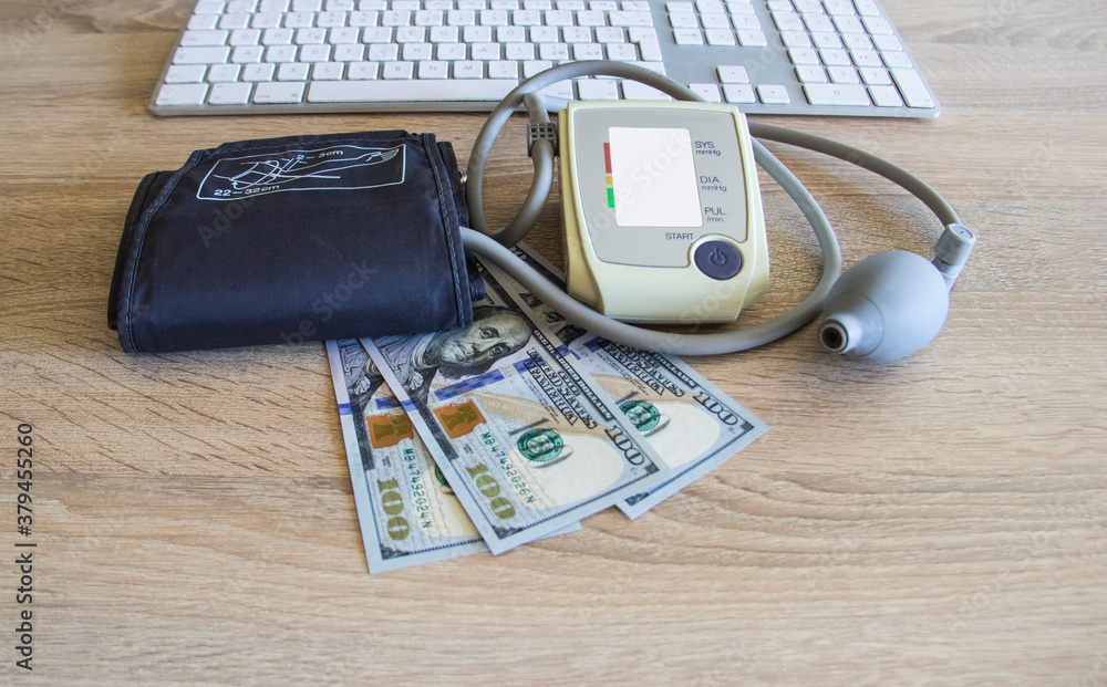 Obraz premium A pressure measuring device on table with dollars.
