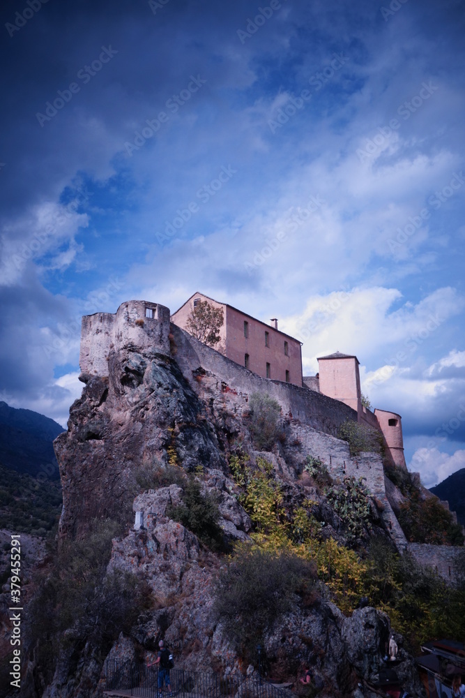 Mystisches Kloster auf einem Fels, mitten in den Bergen mit Gewitterwolken