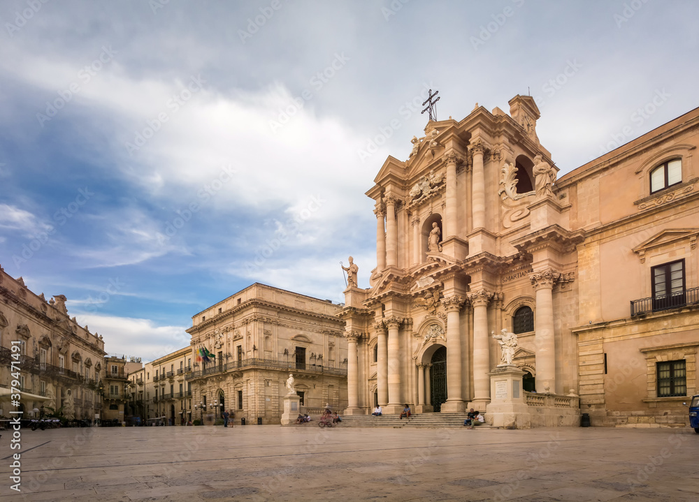Der Platz vor dem Dom in Ortygia auf Sizilien als historische Sehenswürdigkeit